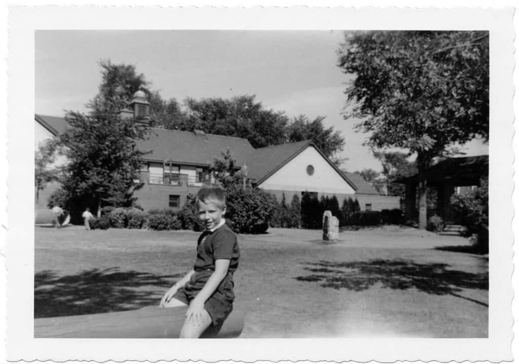 Le jeune Bill Steinberg jouant dans le parc de Langhorne.